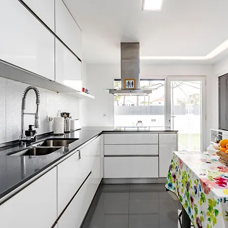 Aroeira Cozy 3bedroom With Pool Near Beach