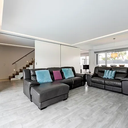 Aroeira Cozy 3bedroom With Pool Near Beach